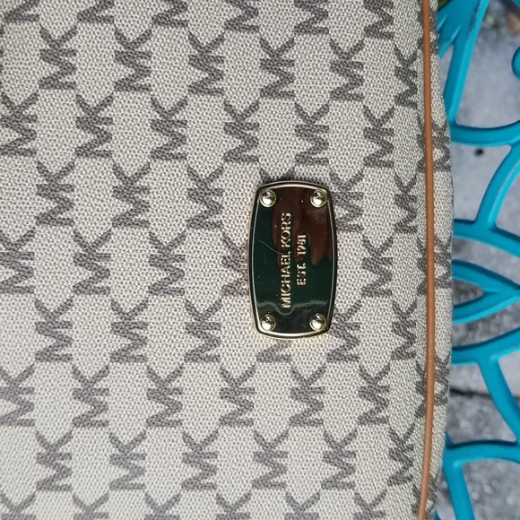 NWT Michael Kors Beige/Brown Signature Coated Canvas and Leather Jet Set Hobo - Picture 5 of 12